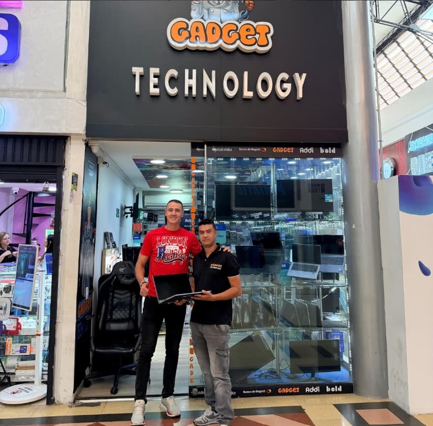 Wilmar Roldán, árbitro FIFA, con su portátil en Gadget Technology