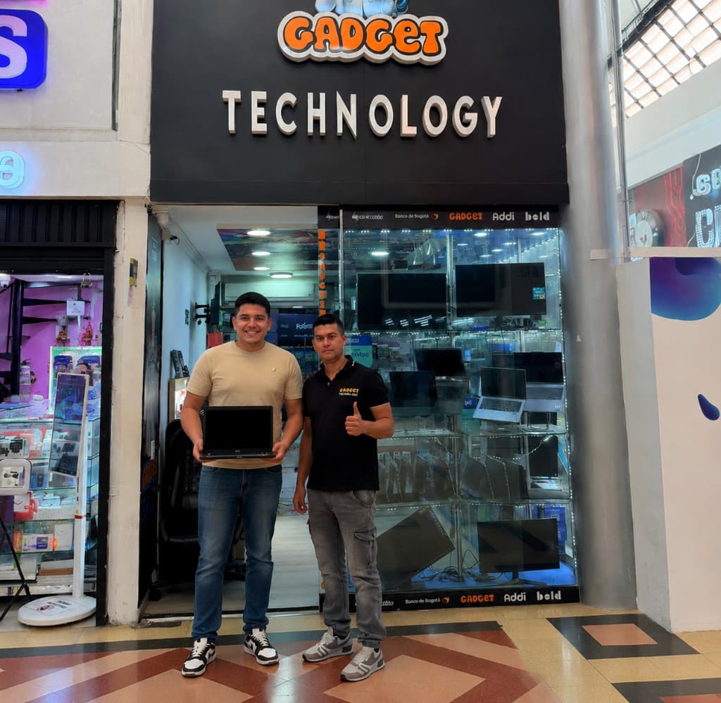 Andrés Mejía con su portátil recién comprado en Gadget Technology