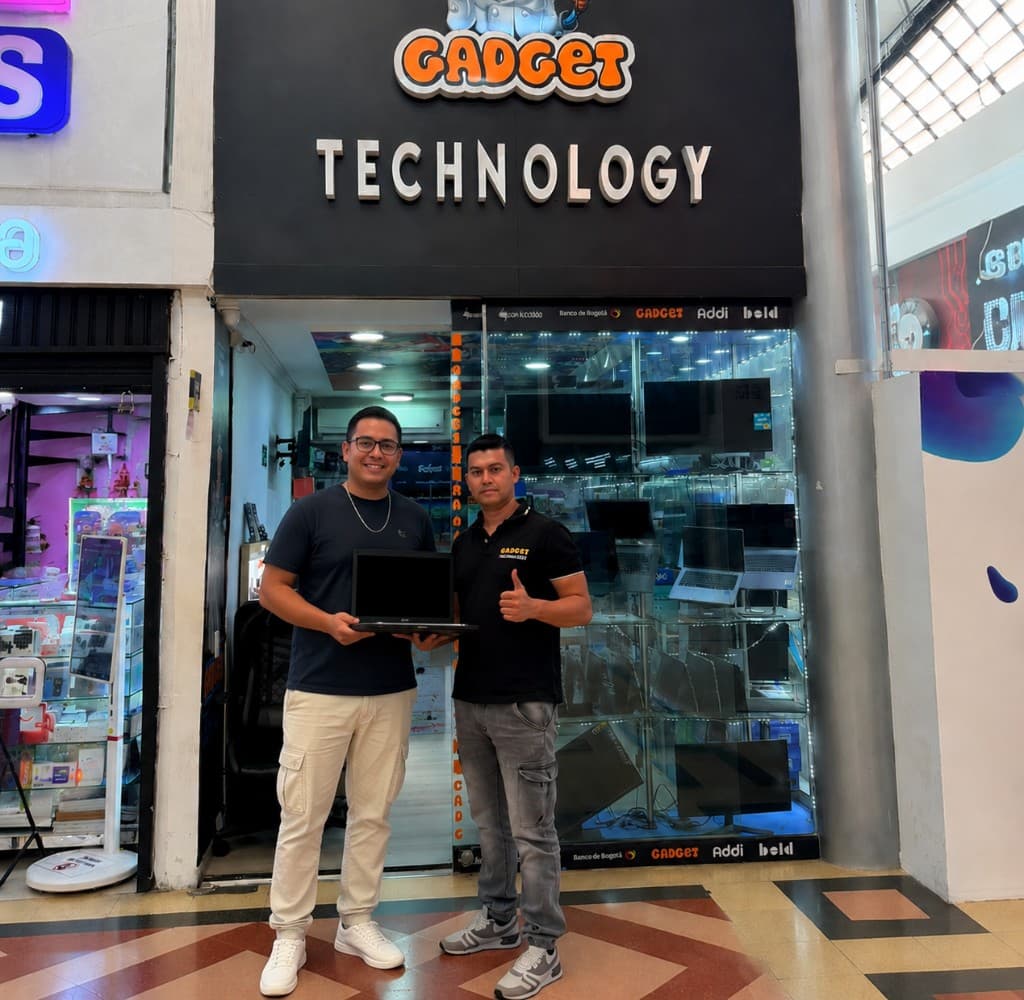 Santiago Vélez mostrando su portátil en Gadget Technology